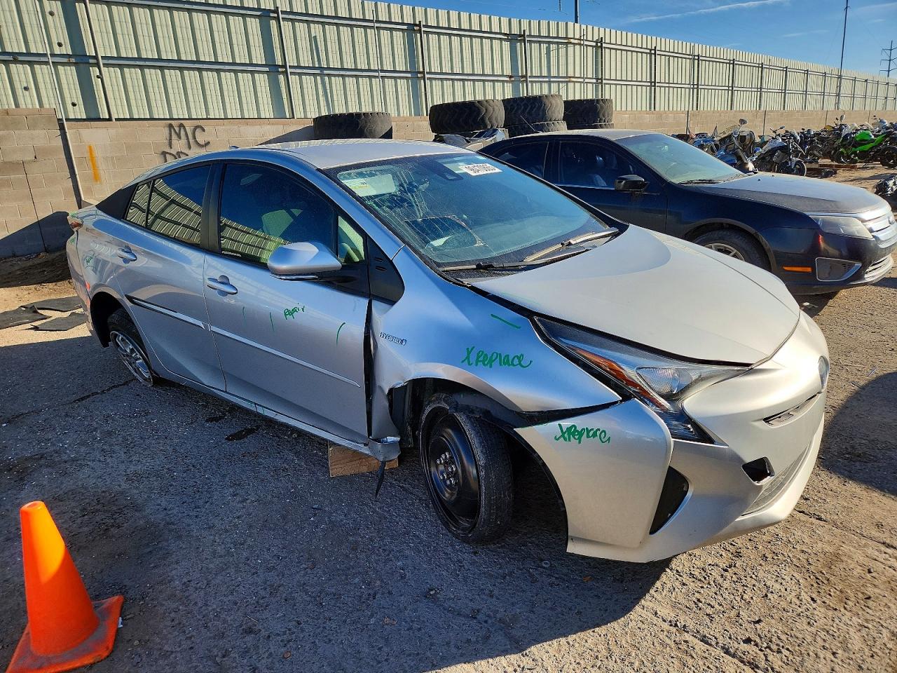 2017 TOYOTA PRIUS photo 4
