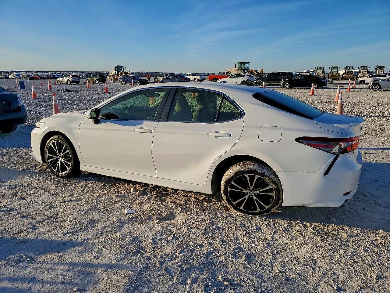 2018 TOYOTA CAMRY L photo 2