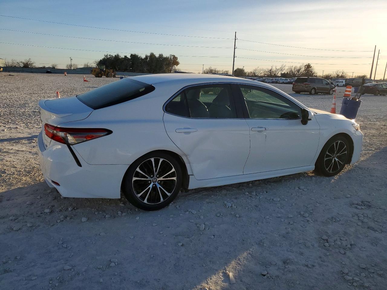 2018 TOYOTA CAMRY L photo 3