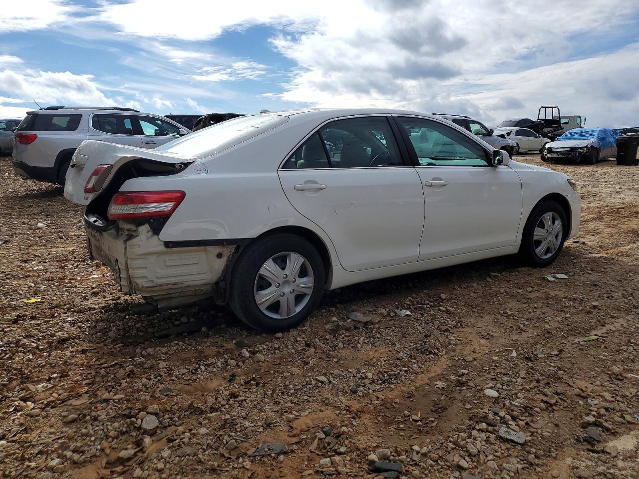 2011 TOYOTA CAMRY BASE photo 3
