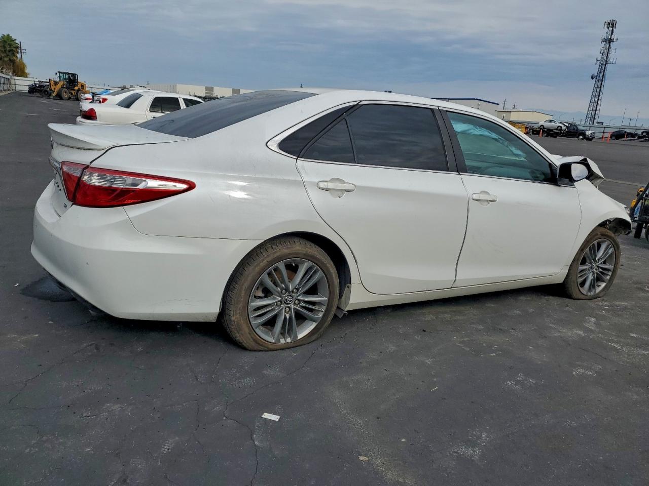 2017 TOYOTA CAMRY LE photo 3