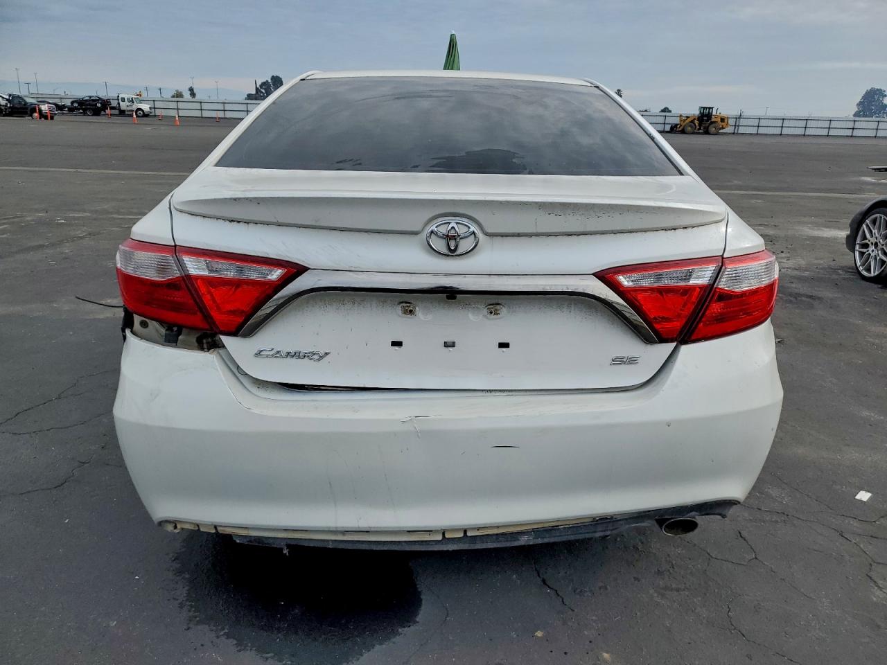 2017 TOYOTA CAMRY LE photo 6