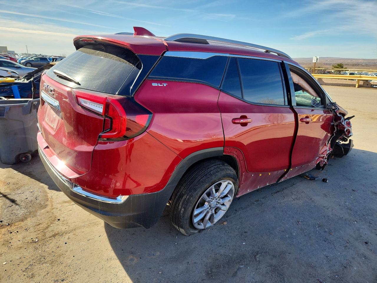 2024 GMC TERRAIN SLT photo 3