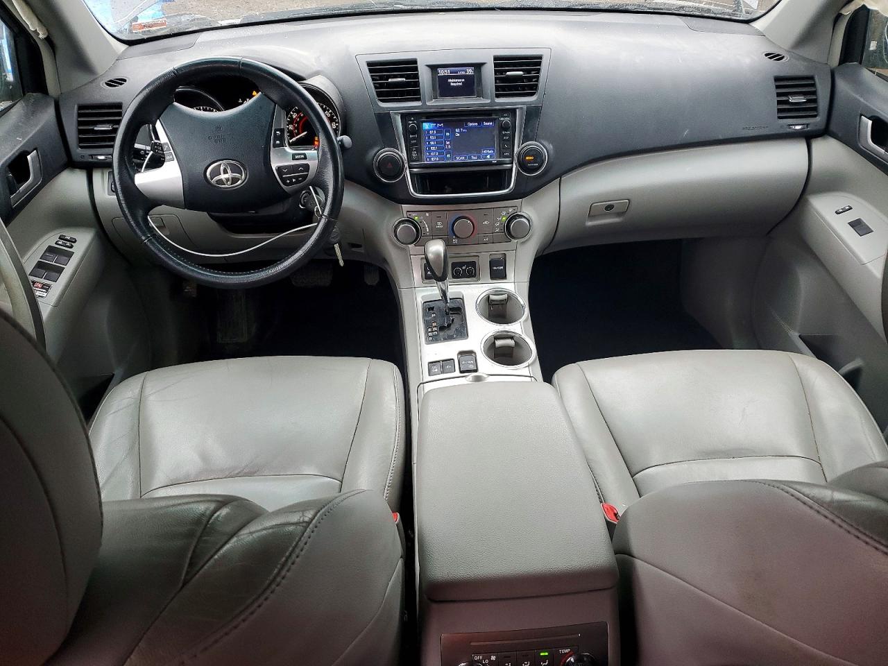 2013 TOYOTA HIGHLANDER BASE photo 8