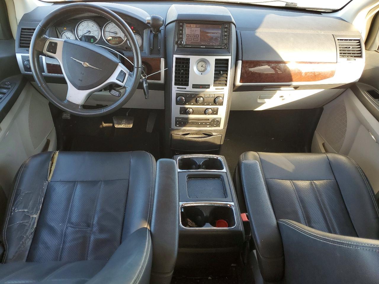 2010 CHRYSLER TOWN & COUNTRY TOURING PLUS photo 8