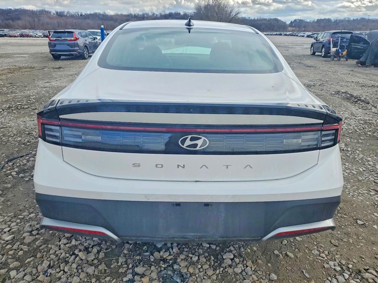 2025 HYUNDAI SONATA SE photo 11