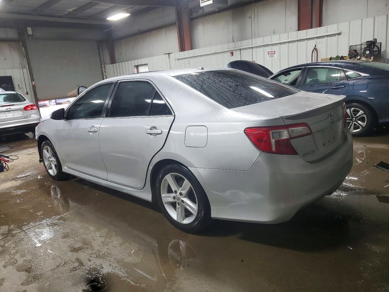 2014 TOYOTA CAMRY SE photo 4