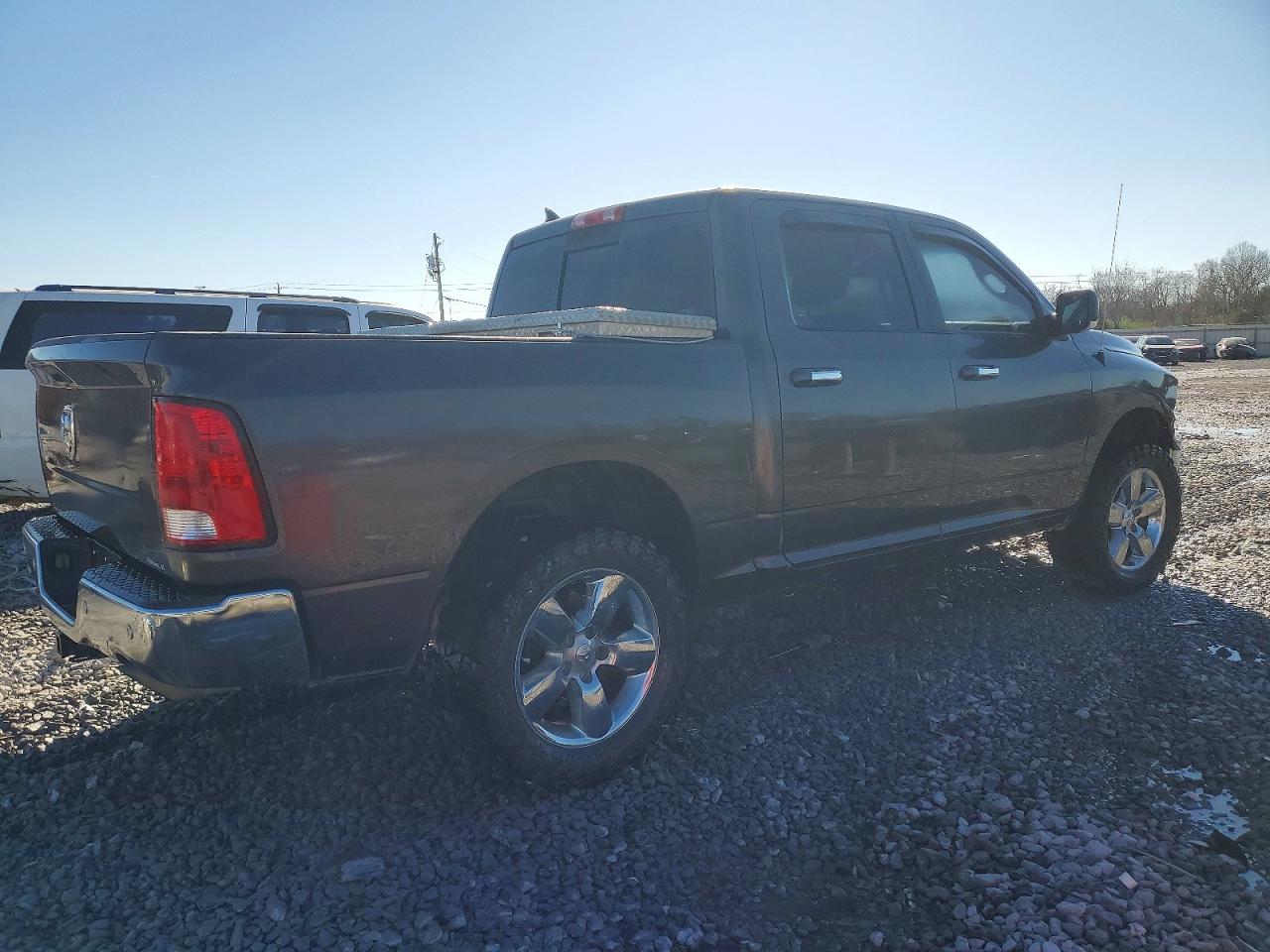 2015 RAM 1500 SLT photo 3