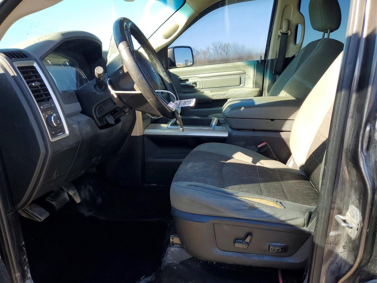 2015 RAM 1500 SLT photo 7