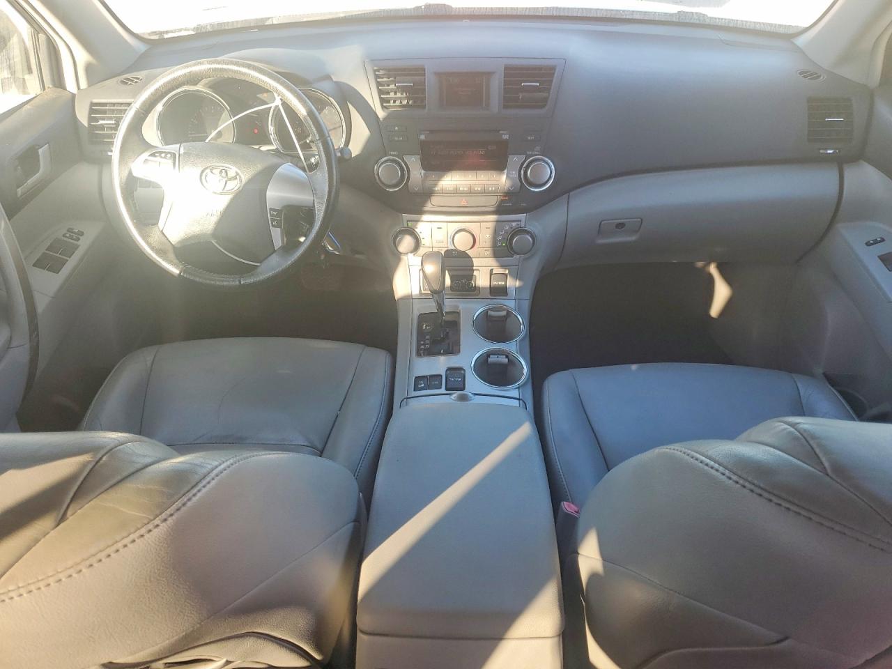 2012 TOYOTA HIGHLANDER BASE photo 8