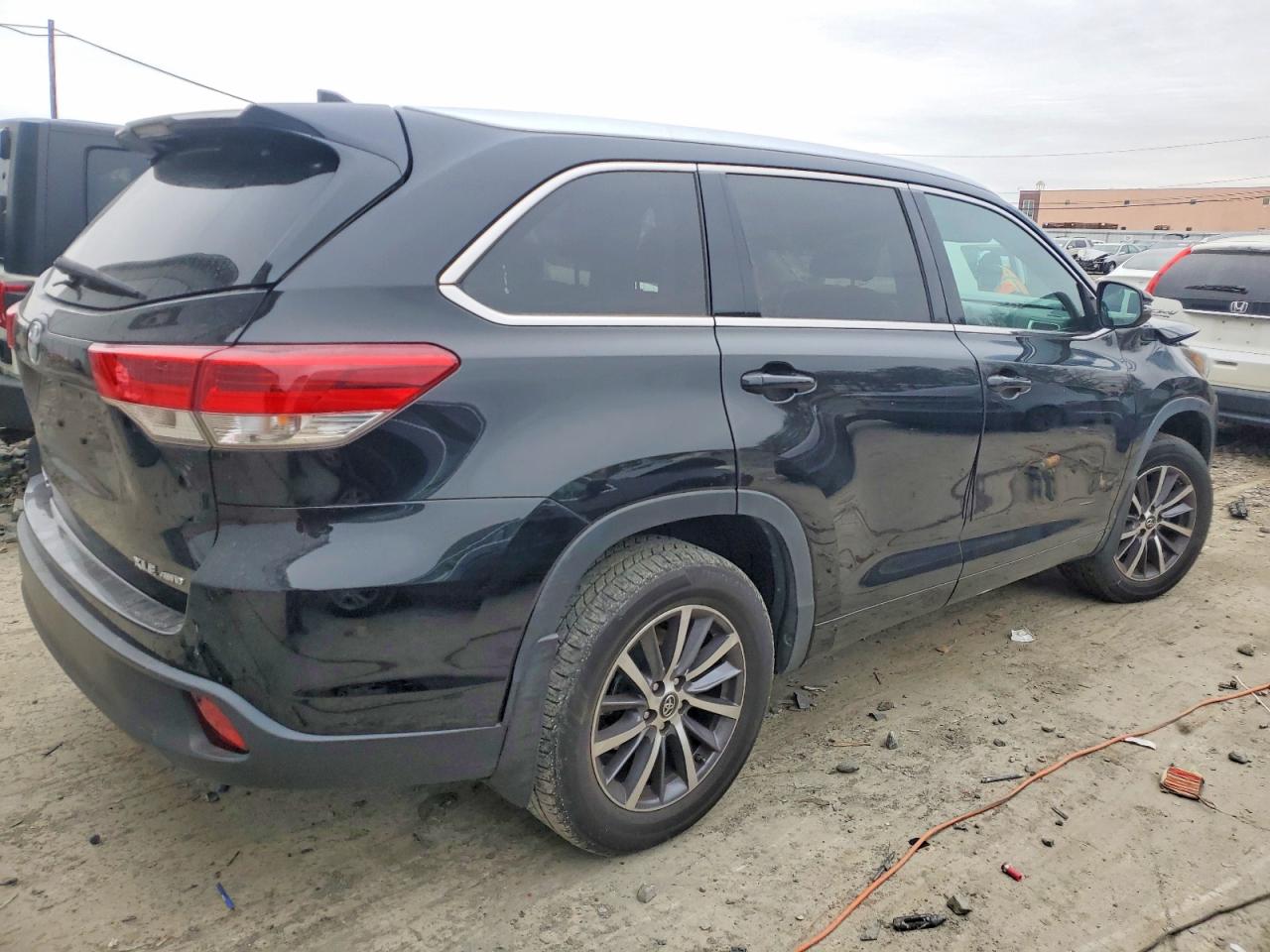 2018 TOYOTA HIGHLANDER SE photo 3