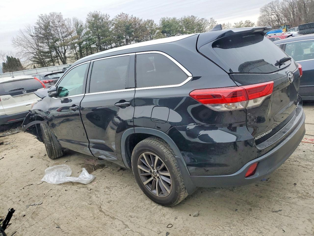 2018 TOYOTA HIGHLANDER SE photo 2