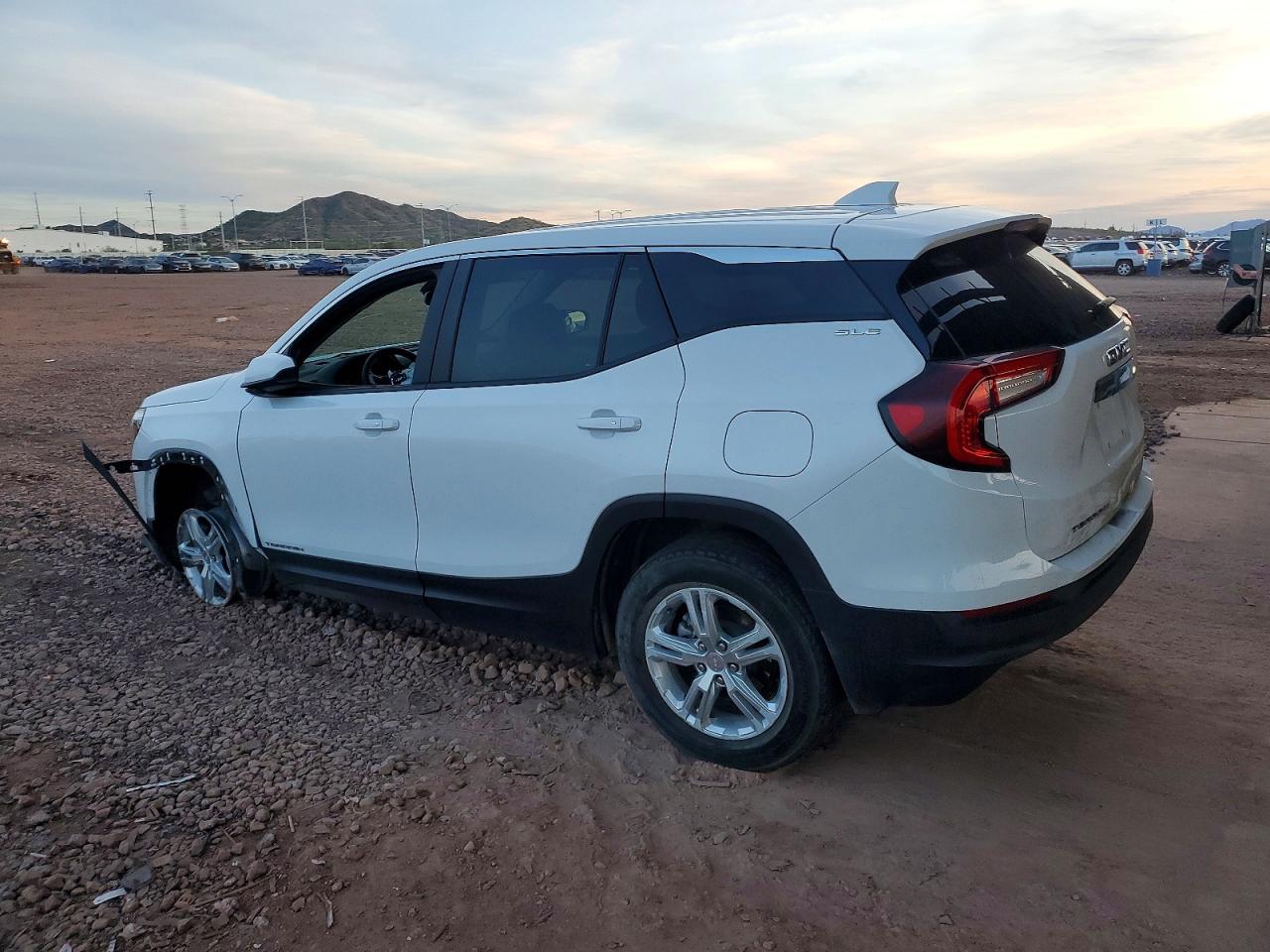 2024 GMC TERRAIN SLE photo 2