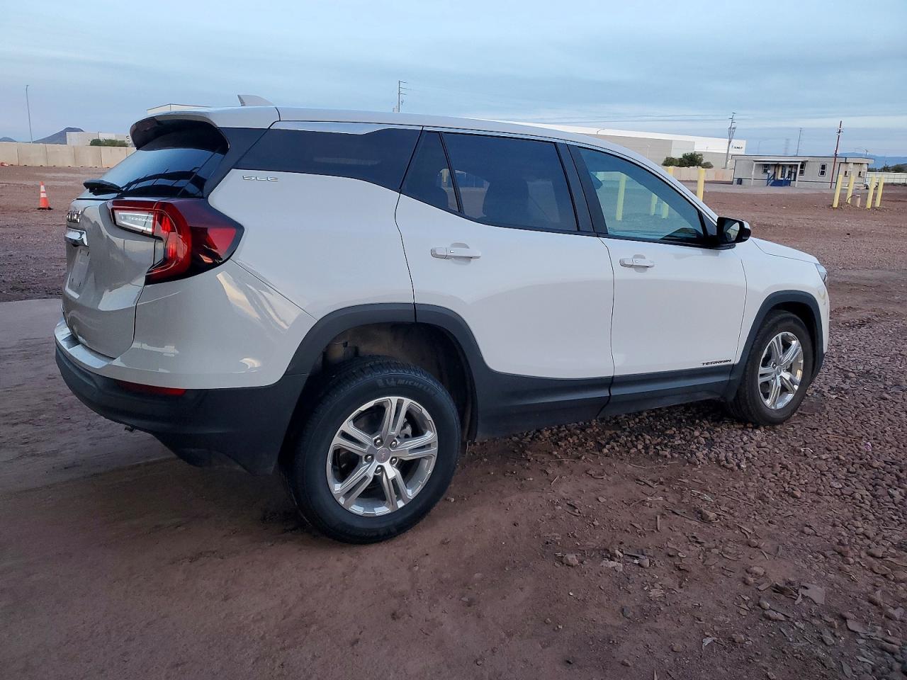 2024 GMC TERRAIN SLE photo 3