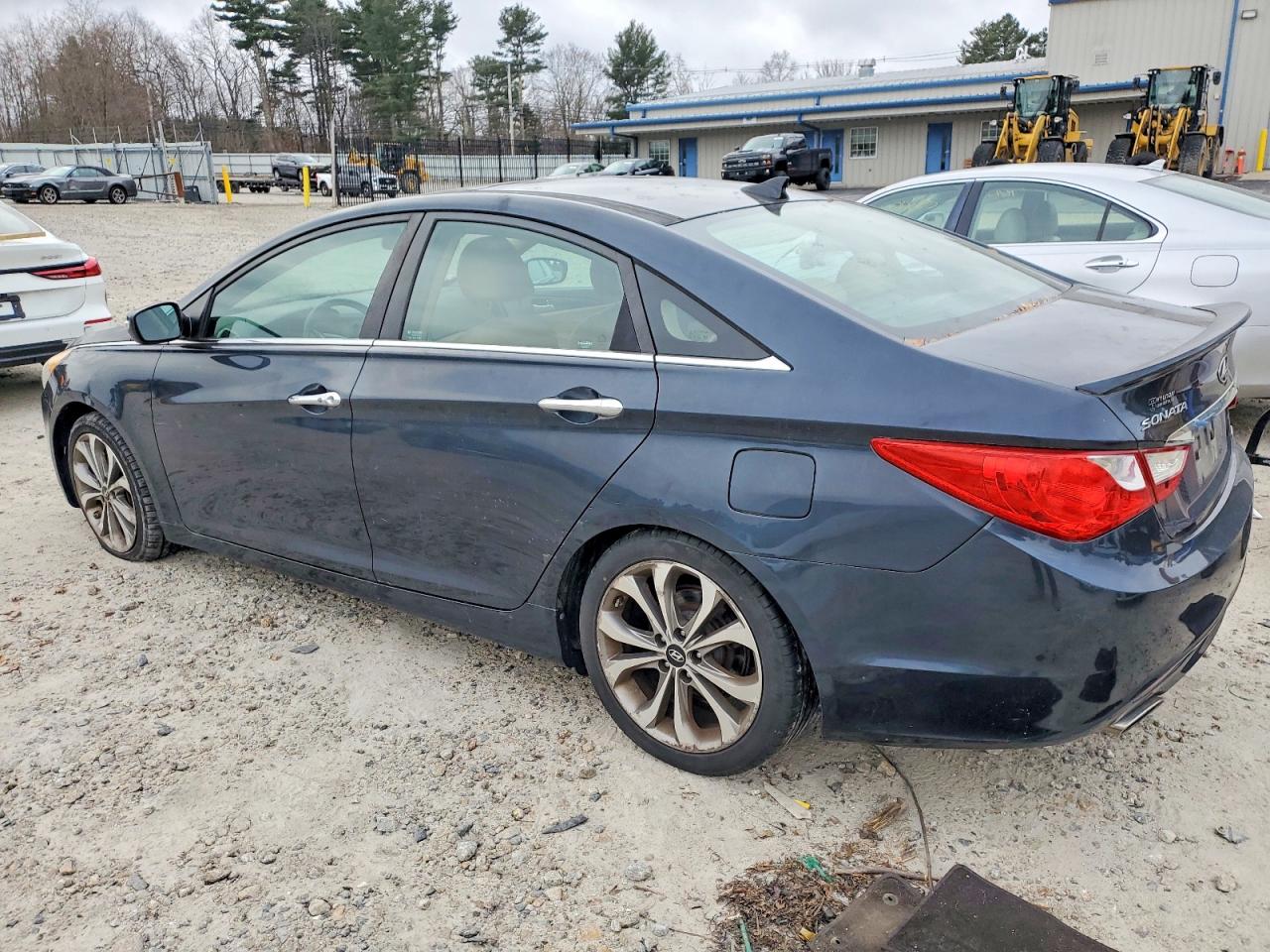 2013 HYUNDAI SONATA SE photo 2