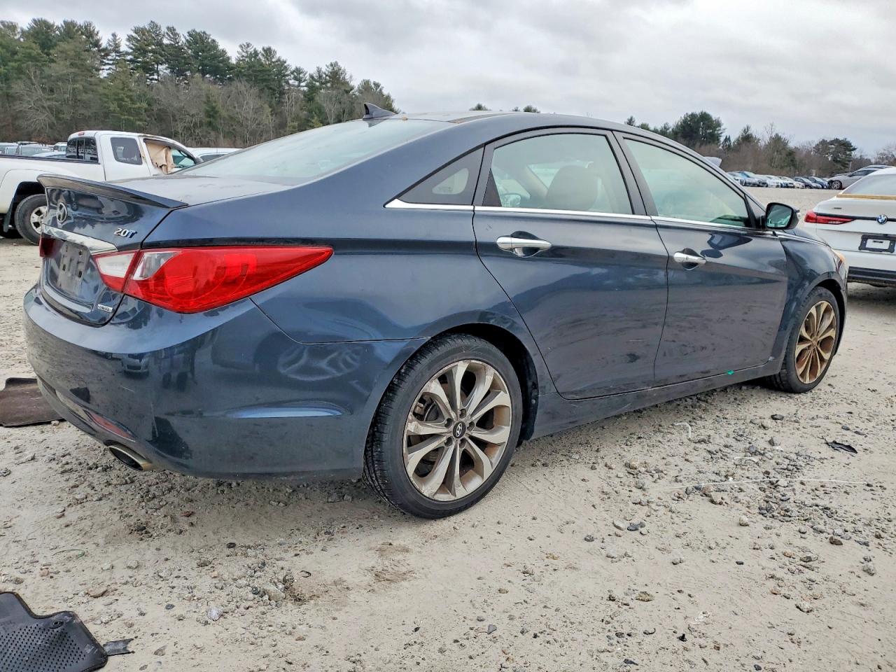 2013 HYUNDAI SONATA SE photo 3