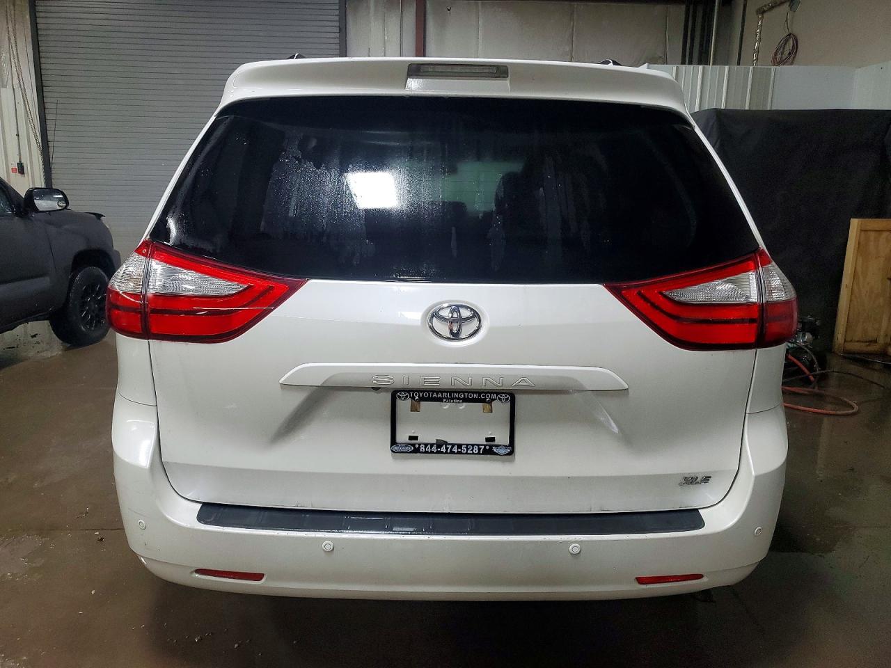 2016 TOYOTA SIENNA XLE photo 11