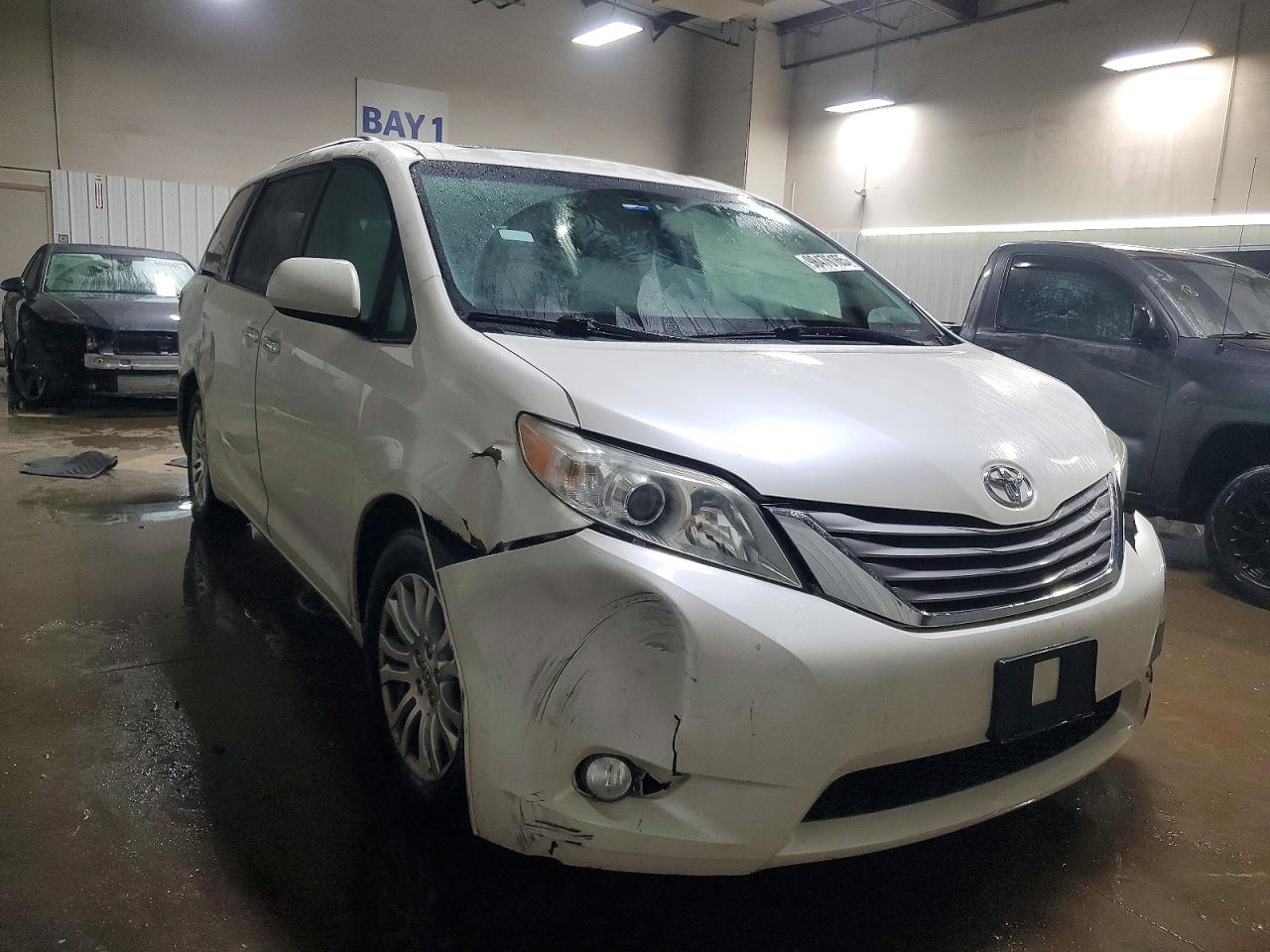 2016 TOYOTA SIENNA XLE photo 7
