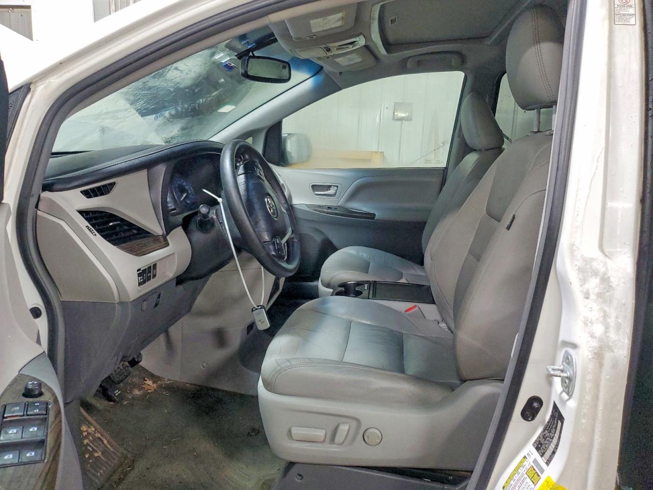 2016 TOYOTA SIENNA XLE photo 13