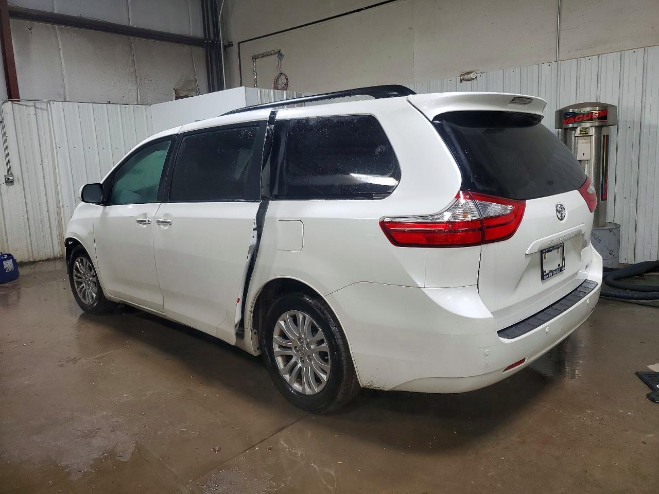 2016 TOYOTA SIENNA XLE photo 3