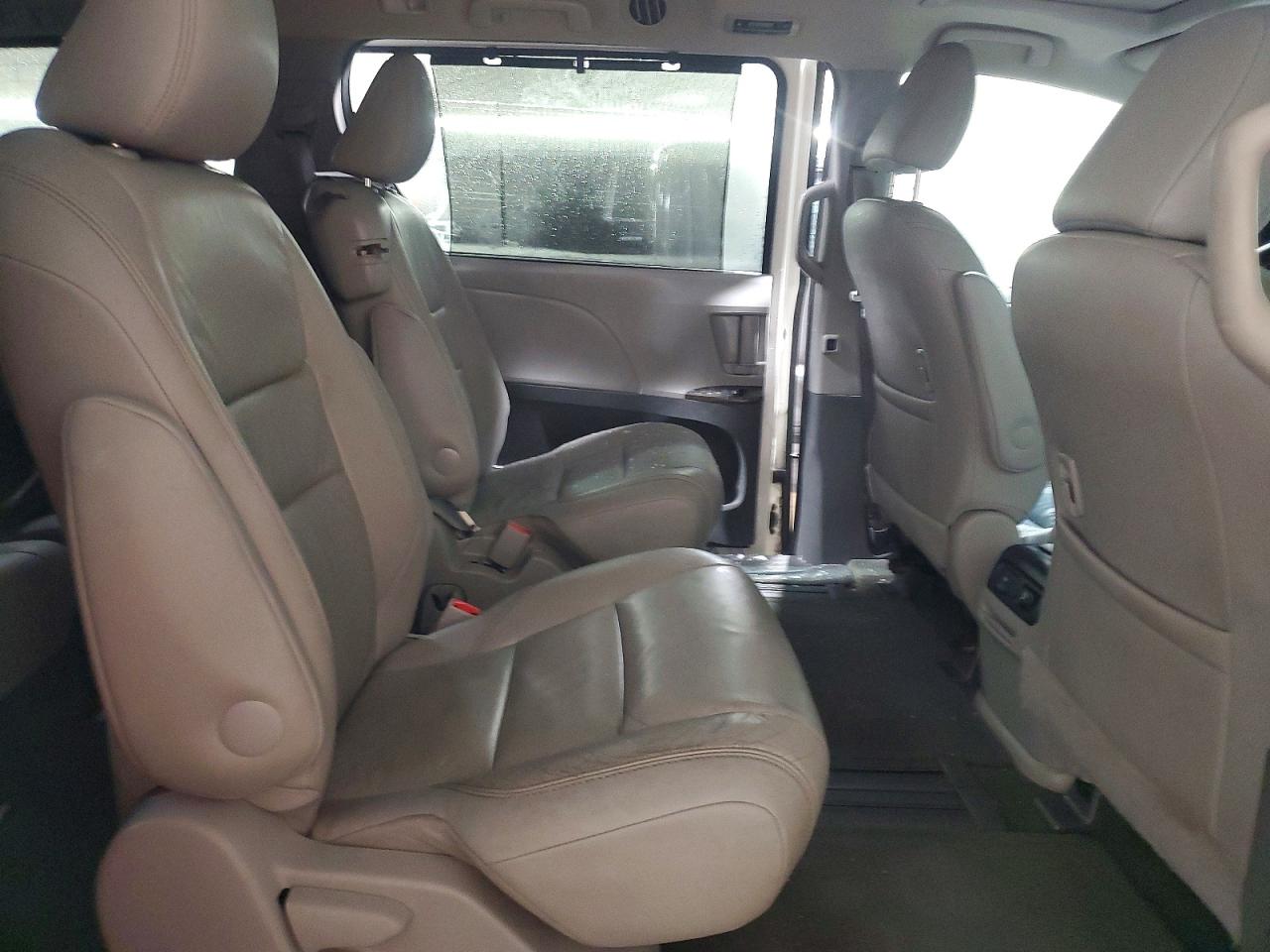 2016 TOYOTA SIENNA XLE photo 21
