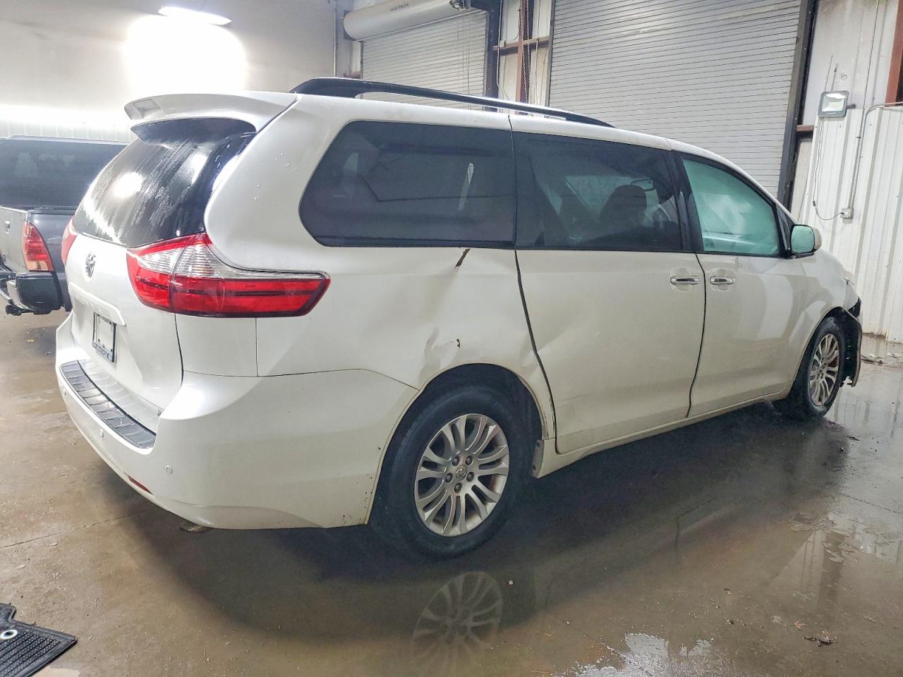 2016 TOYOTA SIENNA XLE photo 5