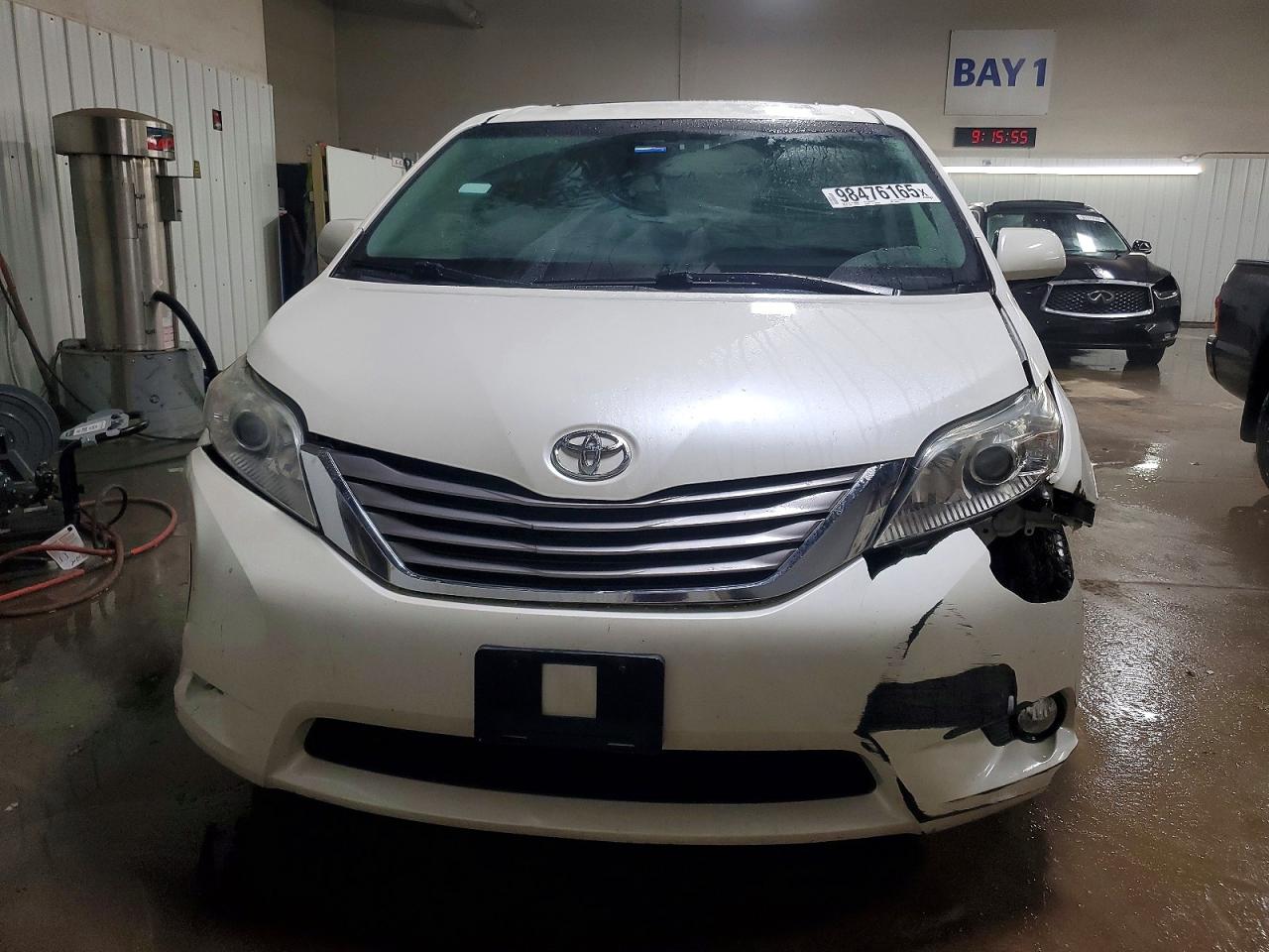 2016 TOYOTA SIENNA XLE photo 9