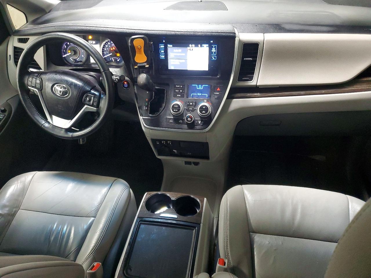 2016 TOYOTA SIENNA XLE photo 15
