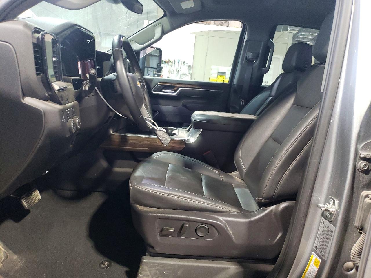 2025 CHEVROLET SILVERADO K3500 LT photo 13