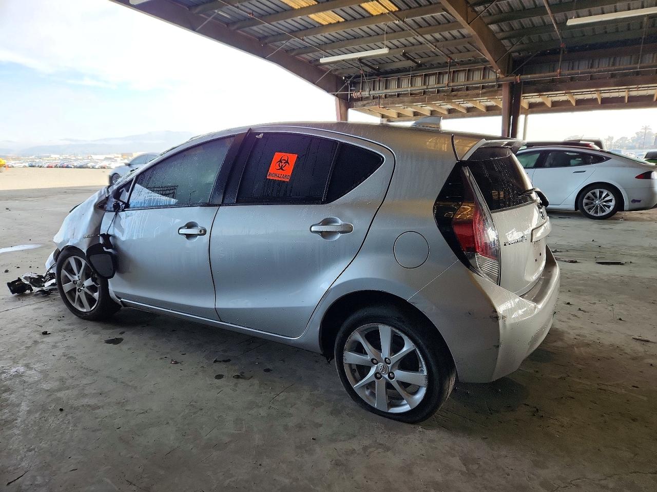 2015 TOYOTA PRIUS C photo 2