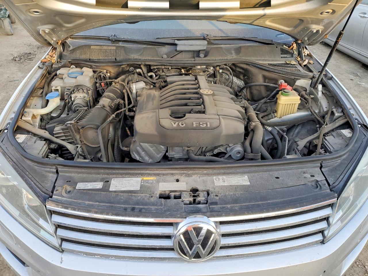 2016 VOLKSWAGEN TOUAREG SPORT photo 11
