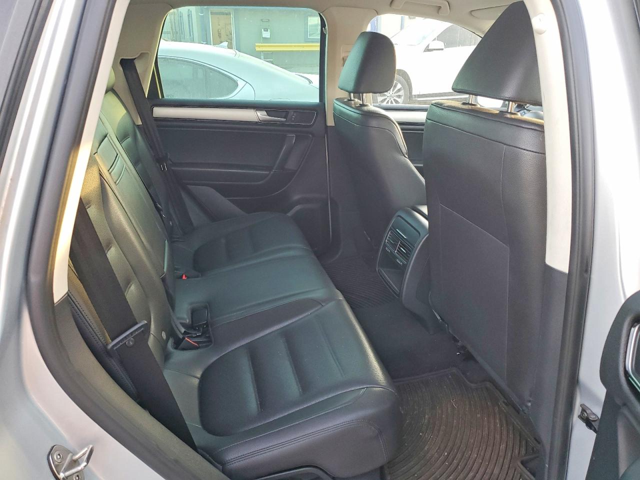 2016 VOLKSWAGEN TOUAREG SPORT photo 10