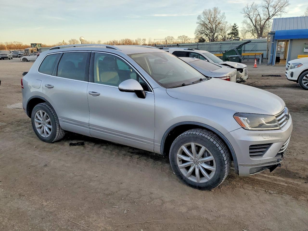 2016 VOLKSWAGEN TOUAREG SPORT photo 4
