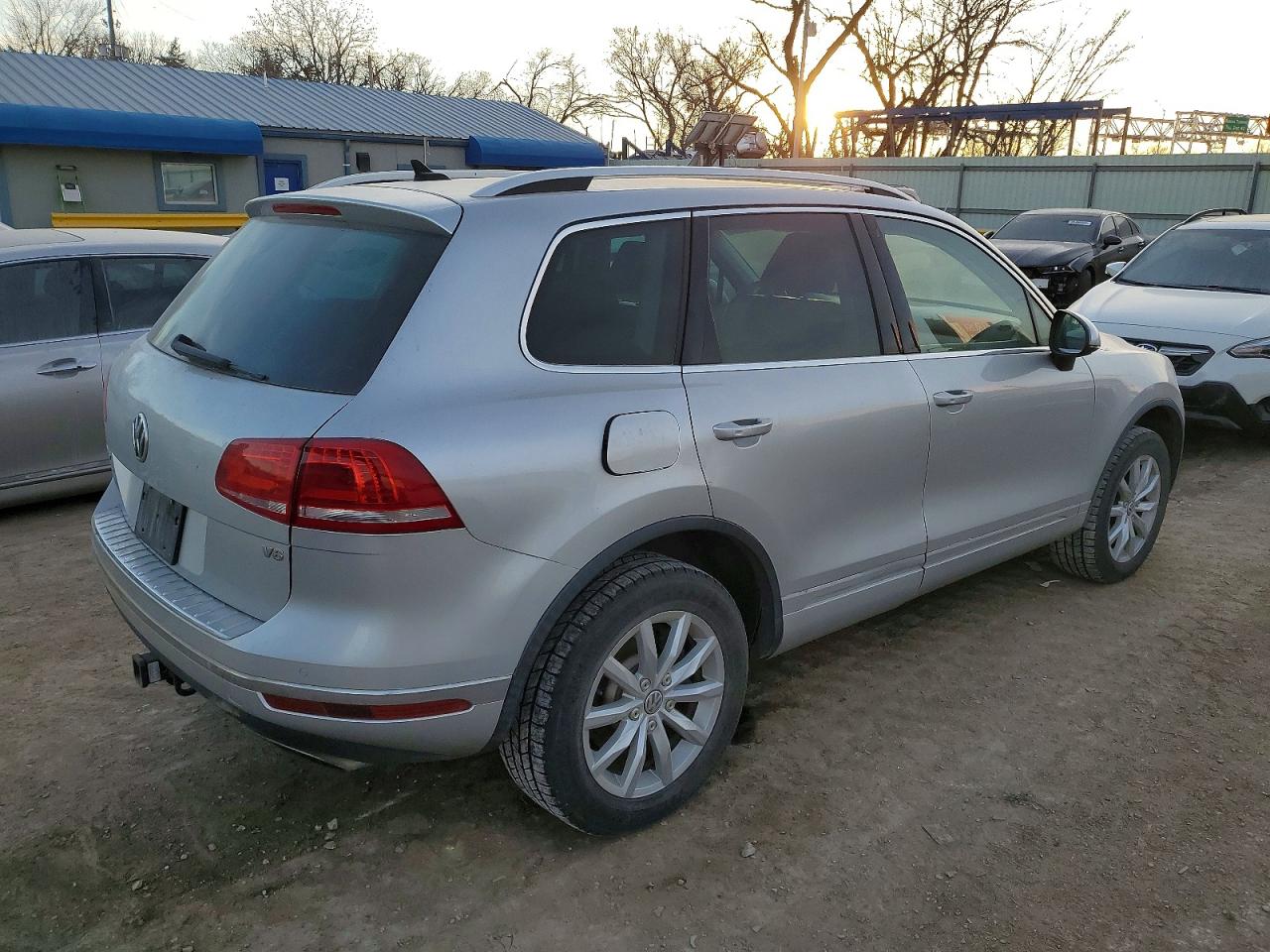 2016 VOLKSWAGEN TOUAREG SPORT photo 3