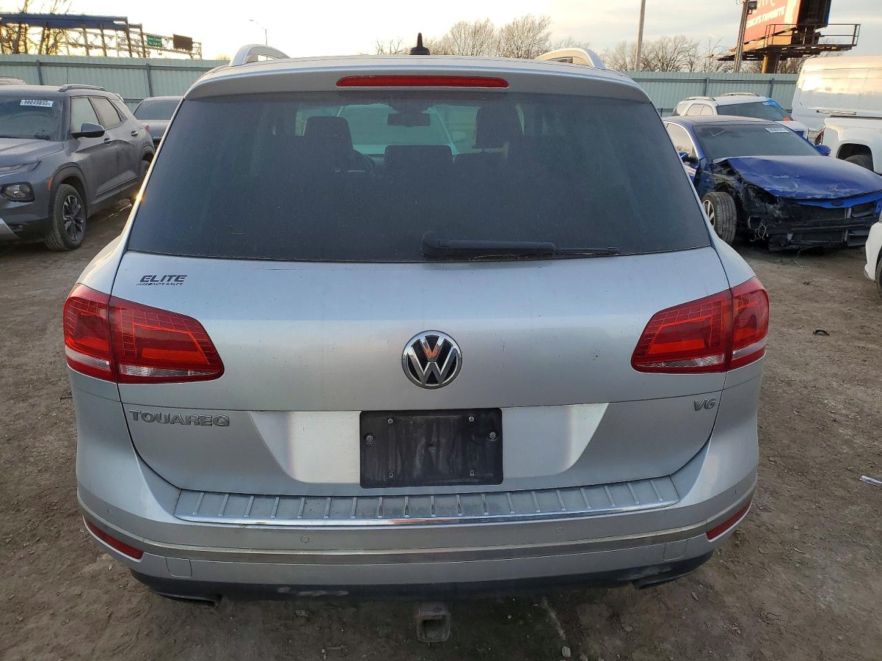2016 VOLKSWAGEN TOUAREG SPORT photo 6