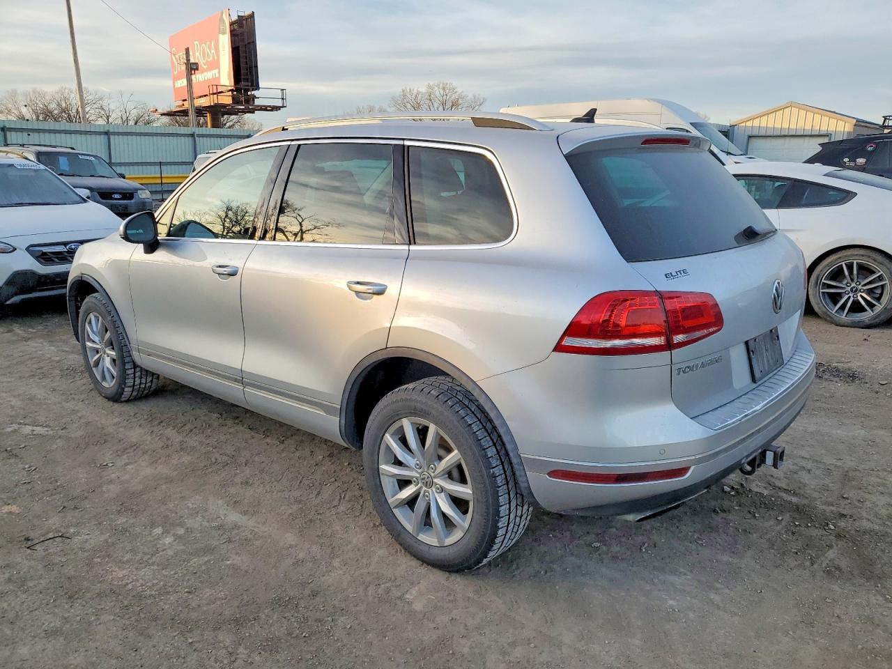 2016 VOLKSWAGEN TOUAREG SPORT photo 2