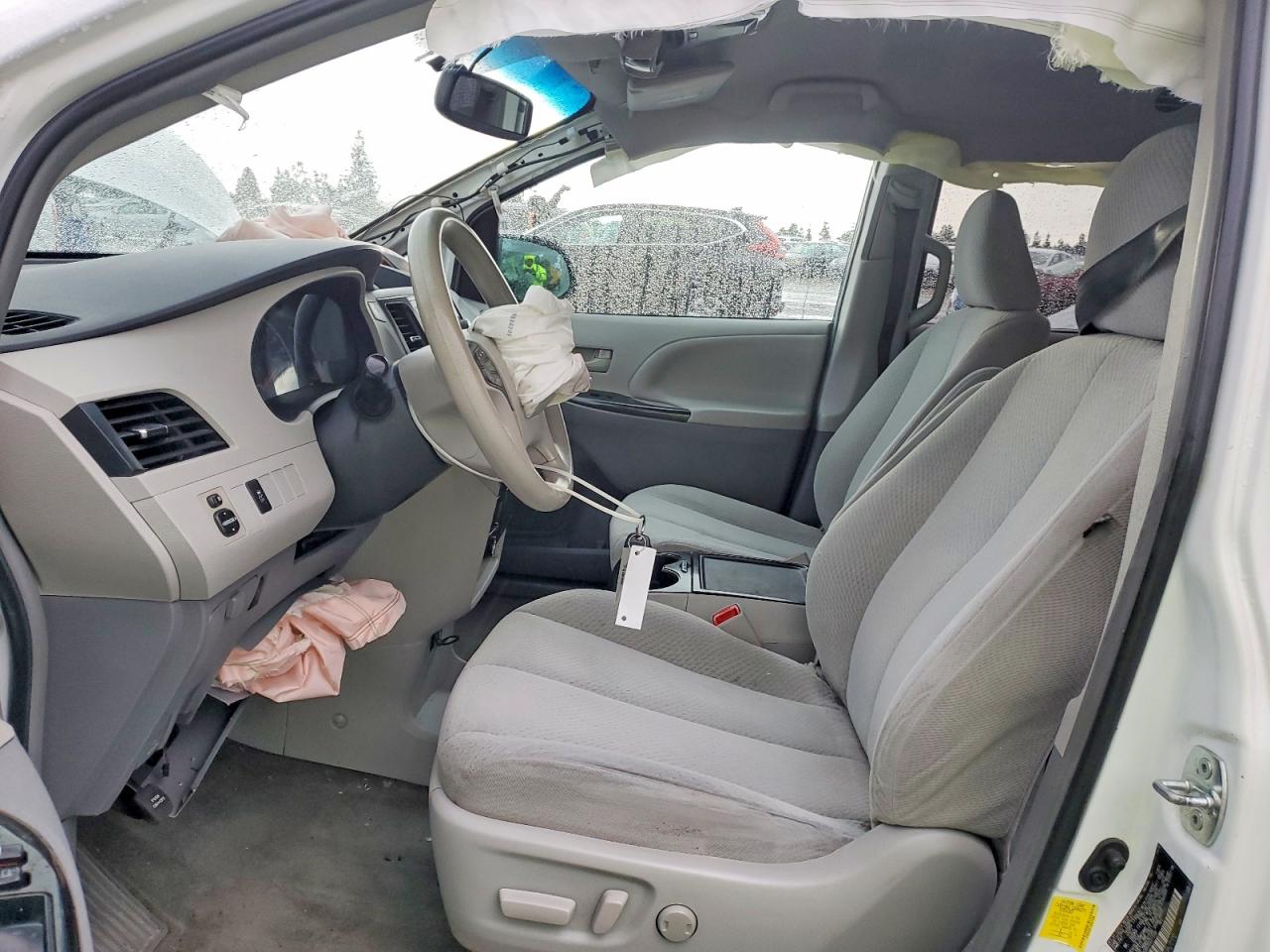 2013 TOYOTA SIENNA LE photo 7