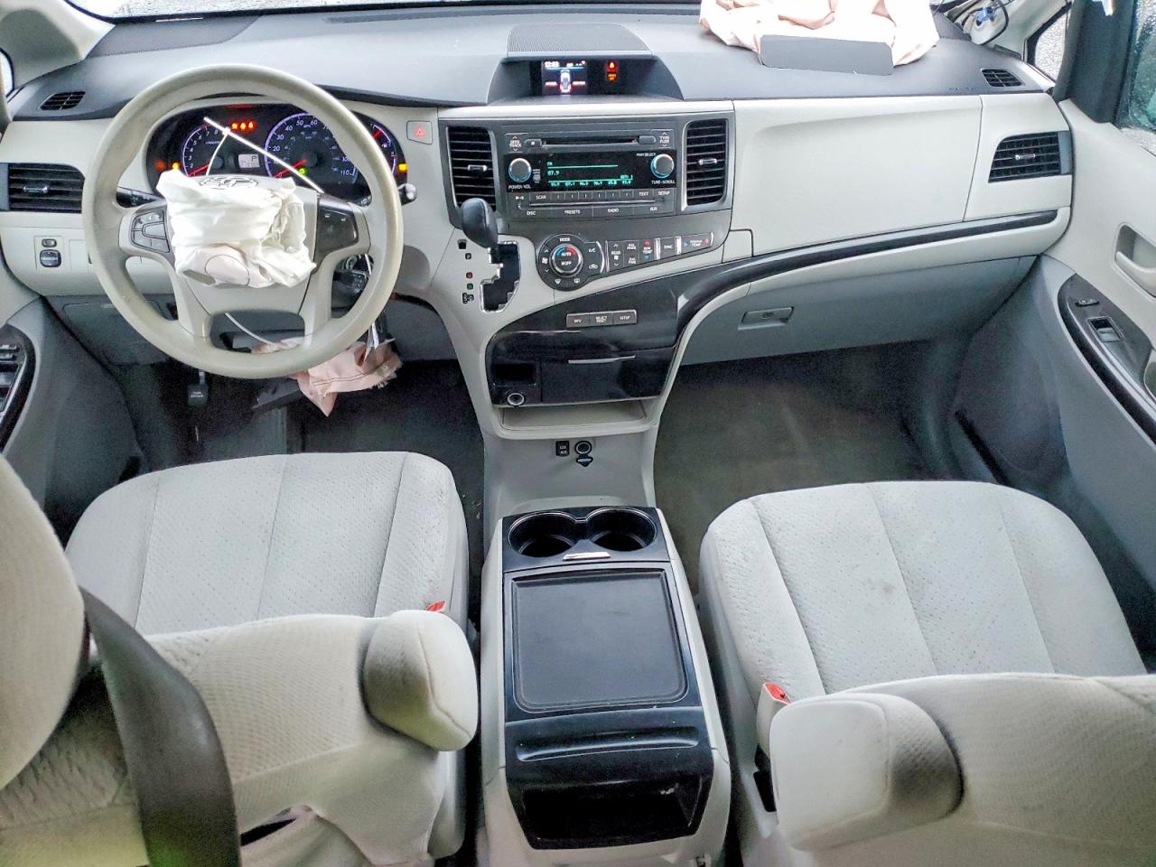 2013 TOYOTA SIENNA LE photo 8