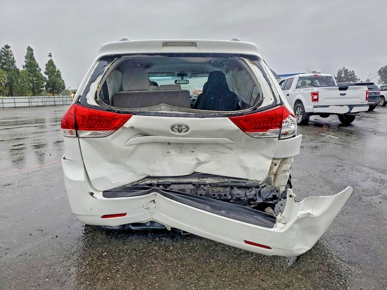 2013 TOYOTA SIENNA LE photo 6
