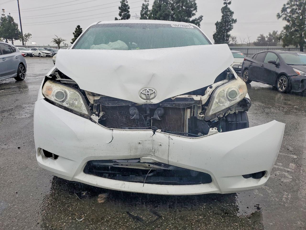 2013 TOYOTA SIENNA LE photo 5