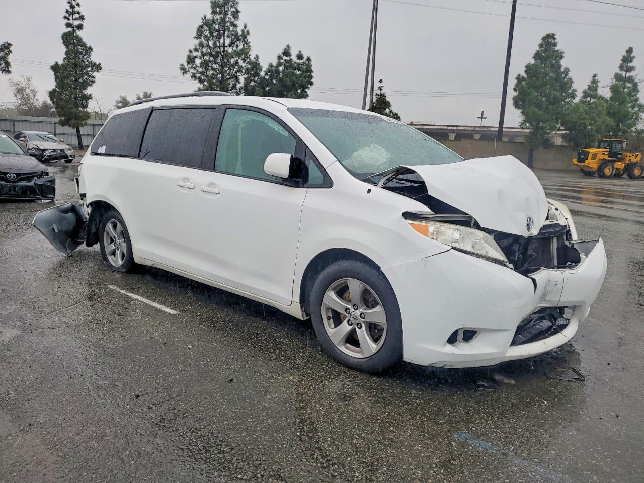 2013 TOYOTA SIENNA LE photo 4