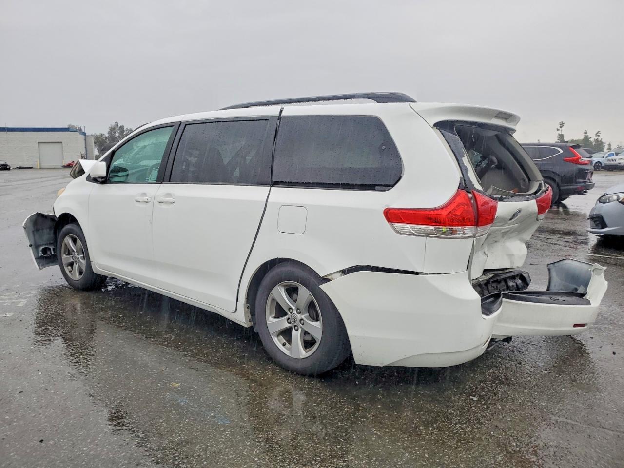 2013 TOYOTA SIENNA LE photo 2
