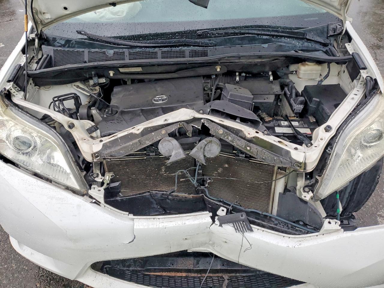 2013 TOYOTA SIENNA LE photo 11