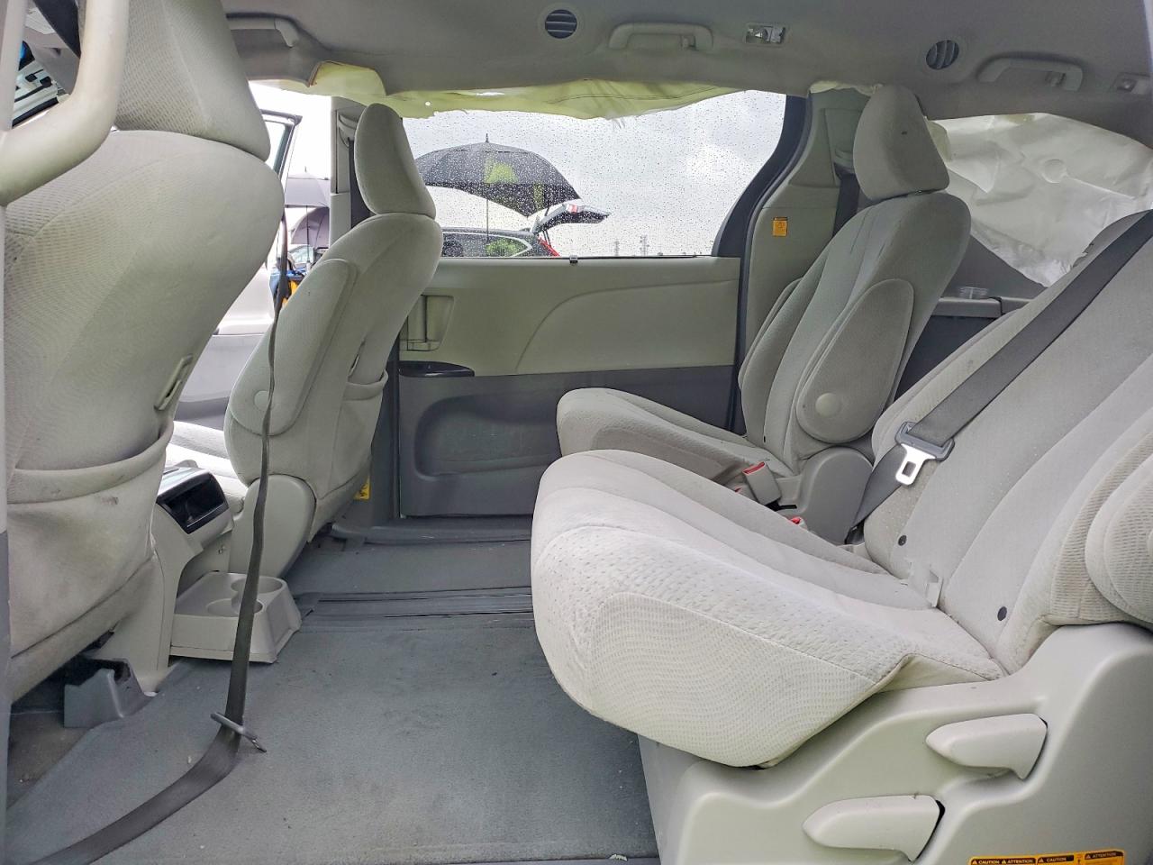 2013 TOYOTA SIENNA LE photo 10