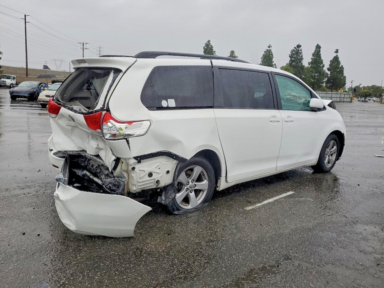 2013 TOYOTA SIENNA LE photo 3