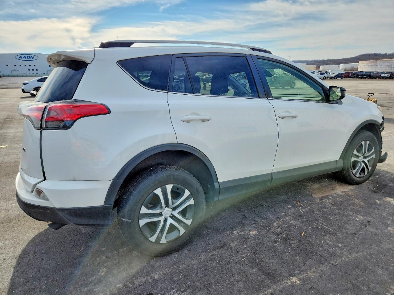 2018 TOYOTA RAV4 LE photo 3