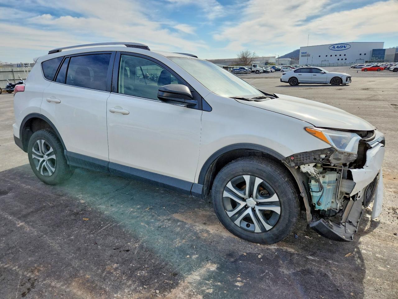 2018 TOYOTA RAV4 LE photo 4