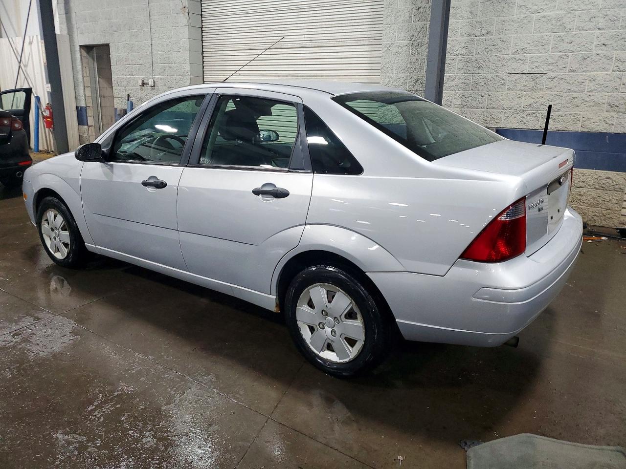 2007 FORD FOCUS ZX4 photo 2