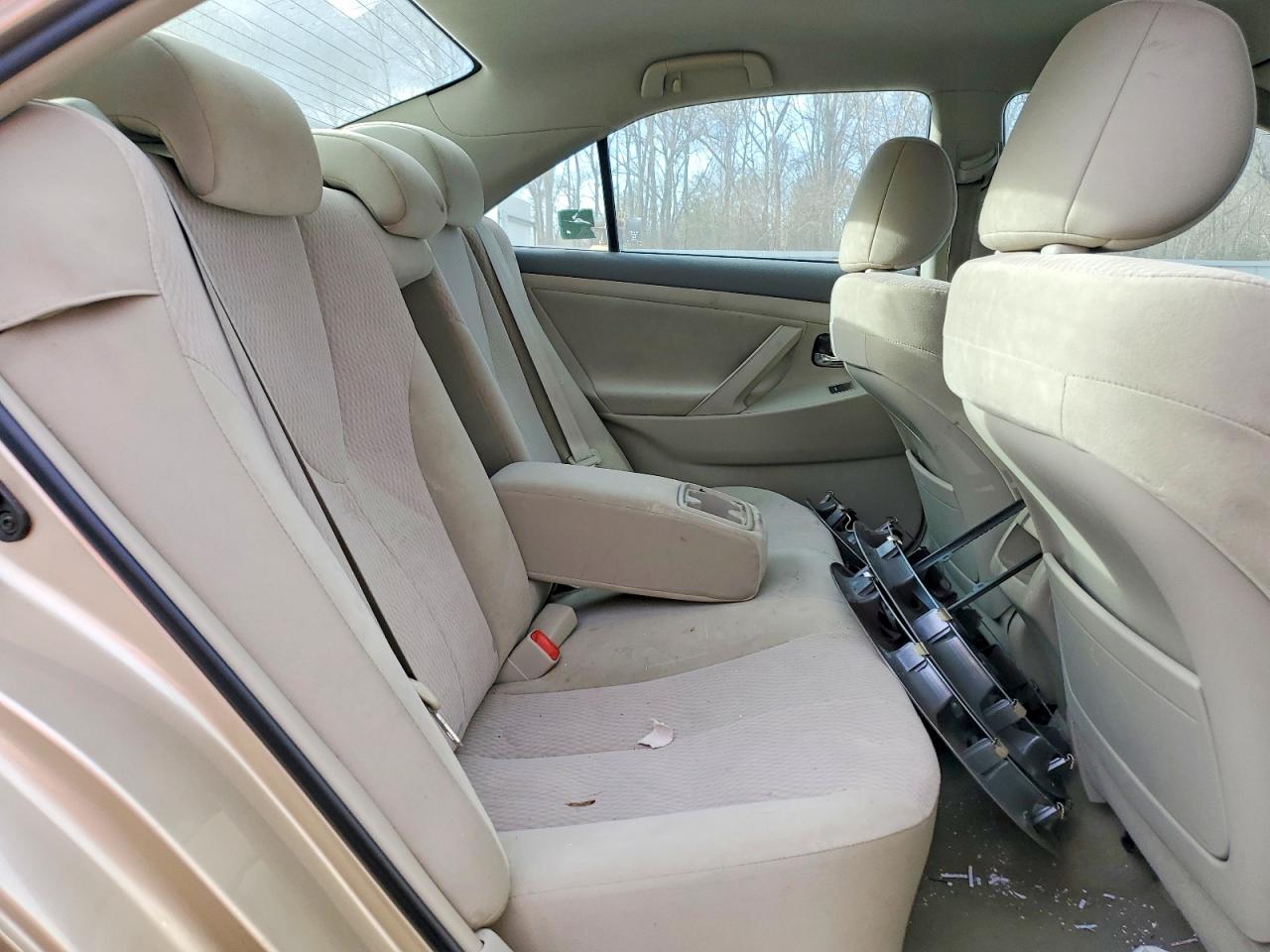 2011 TOYOTA CAMRY photo 10