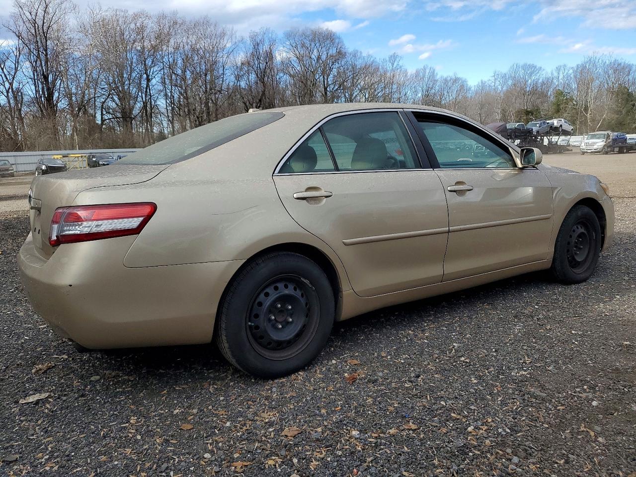 2011 TOYOTA CAMRY photo 3